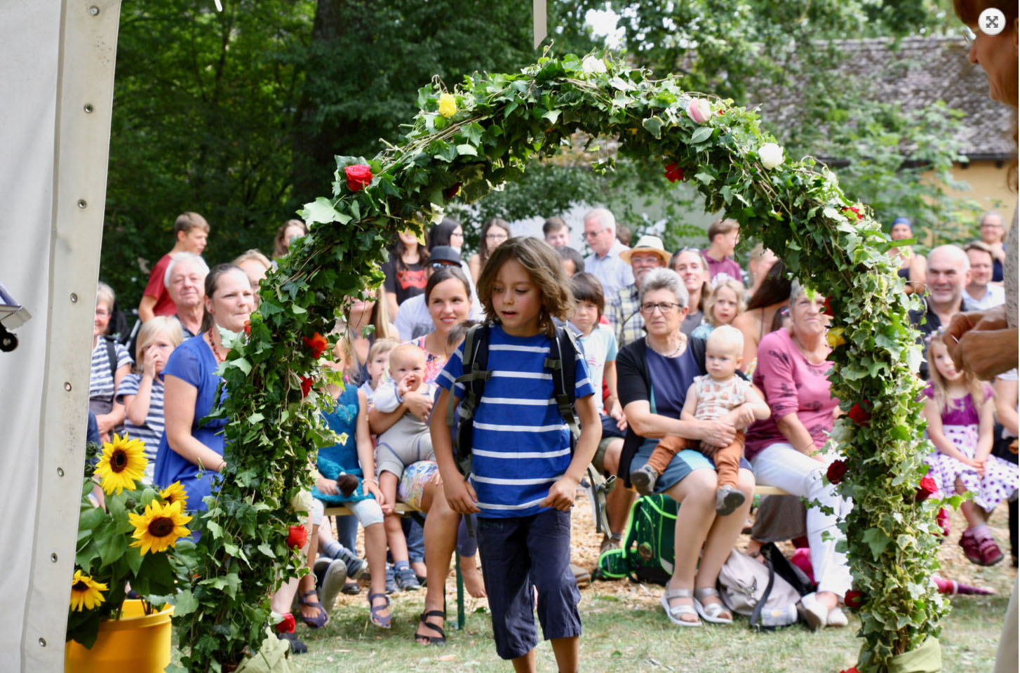 Erster Schultag - Gang durch den Rosenbogen Erster Schultag - Gang durch den Rosenbogen